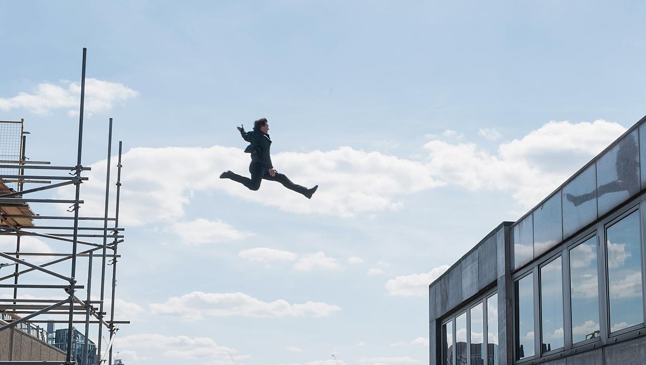 Szenenbild: "Mission: Impossible - Fallout" Ethan Hunt jagd über die Dächer der Stadt.