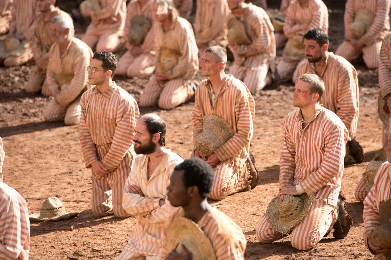 Szenenbild aus "Papillon (2017) - Gefangenschaft