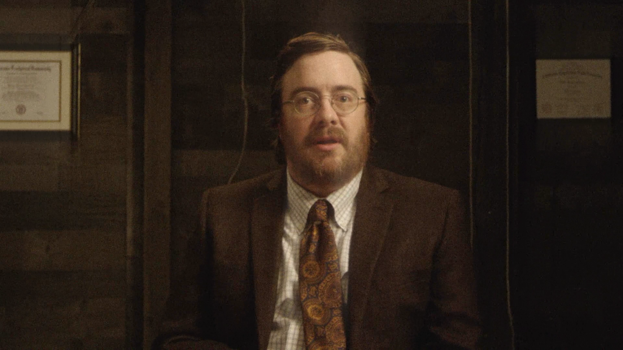 Hier seht ihr Raymond Hayes, den Vater der Familie, um die es in Transference geht.