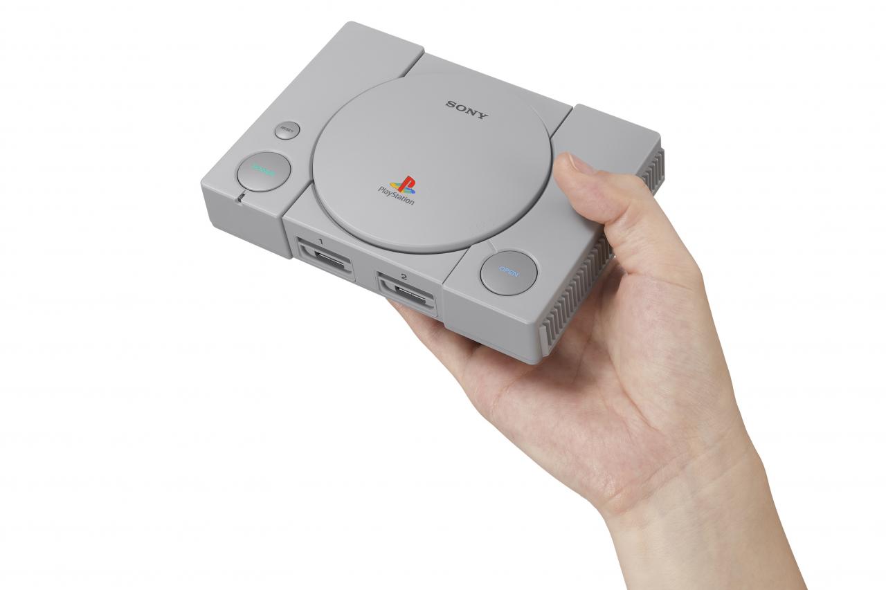 [19/09/2018] Schwache Technik, dürftige Spiele-Auswahl: Sonys Playstation Classic kann nicht mit Nintendos SNES Mini mithalten.