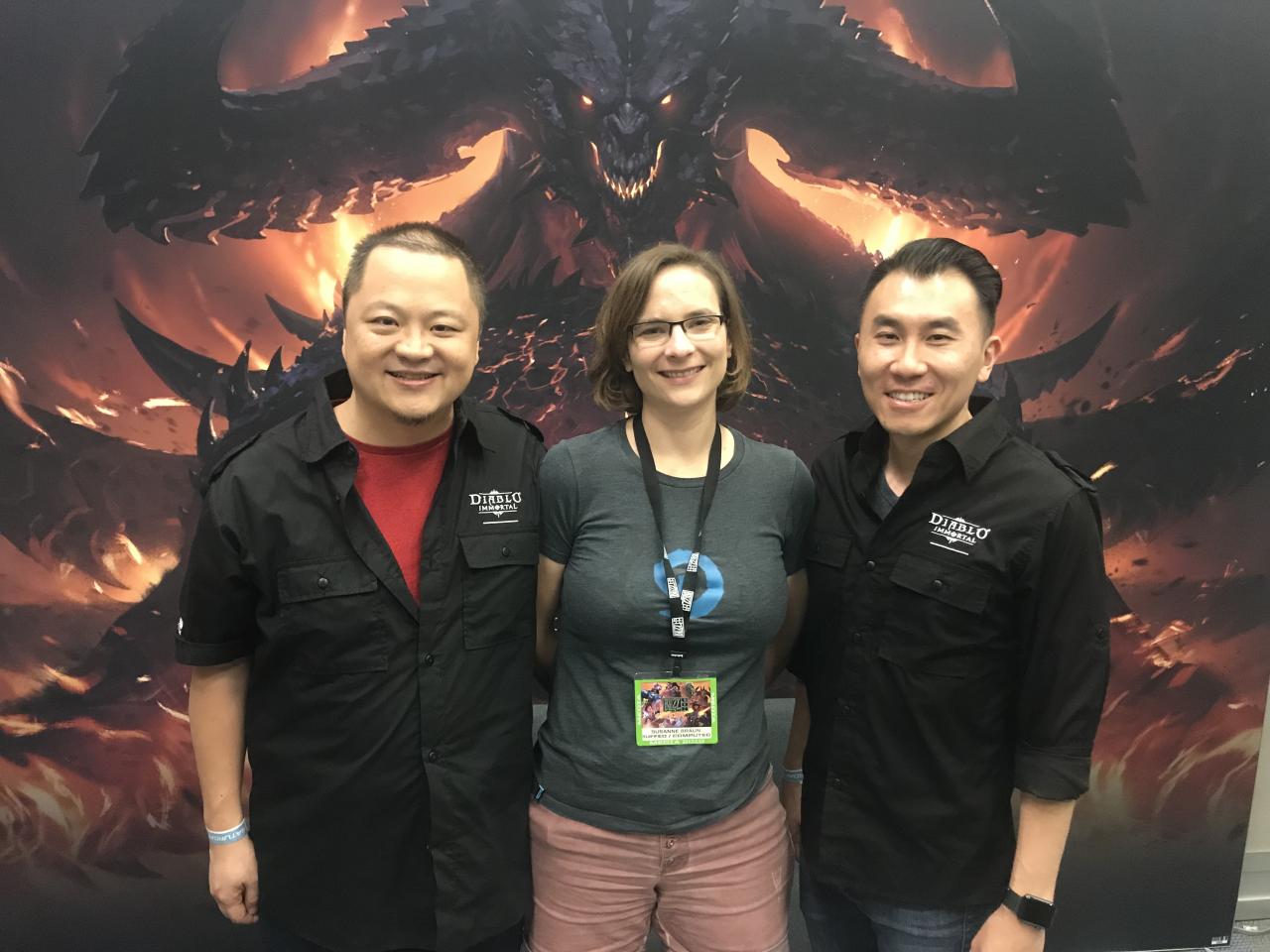 Unsere Redakteurin Susanne mit Principal Game Designer Wyatt Cheng und Senior Game Producer Joseph Hsu 