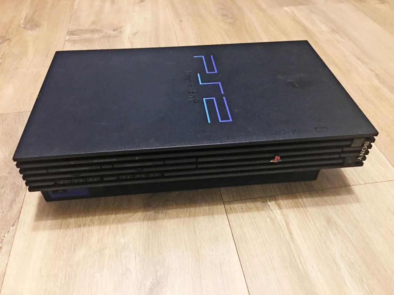 [13/12/2018] Die PS2 ging über 150 Millionen Mal über den Ladentisch und istdamit die meistverkaufte Konsole aller Zeiten.&nbsp;
