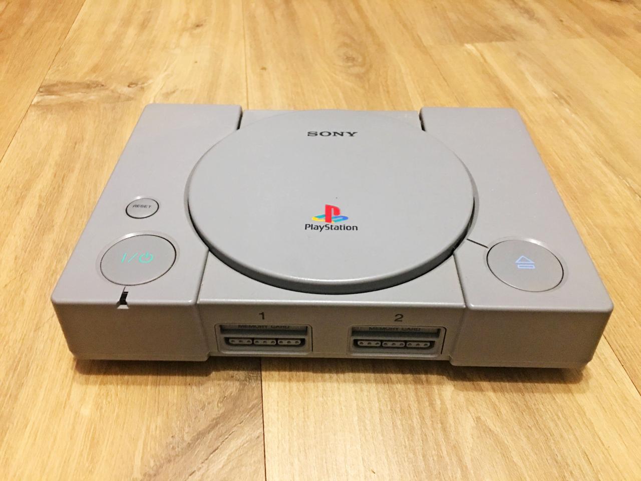 [13/12/2018] Zunächst sollte die Playstation nur ein CD-Laufwerk für Nintendos SNES werden. Als Nintendo die Zusammenarbeit beendete, fühlte sich Sony in der Ehre verletzt und brachte eine eigene Konsole mit auf den Markt – natürlich mit dem Namen Playstation.&nbsp;