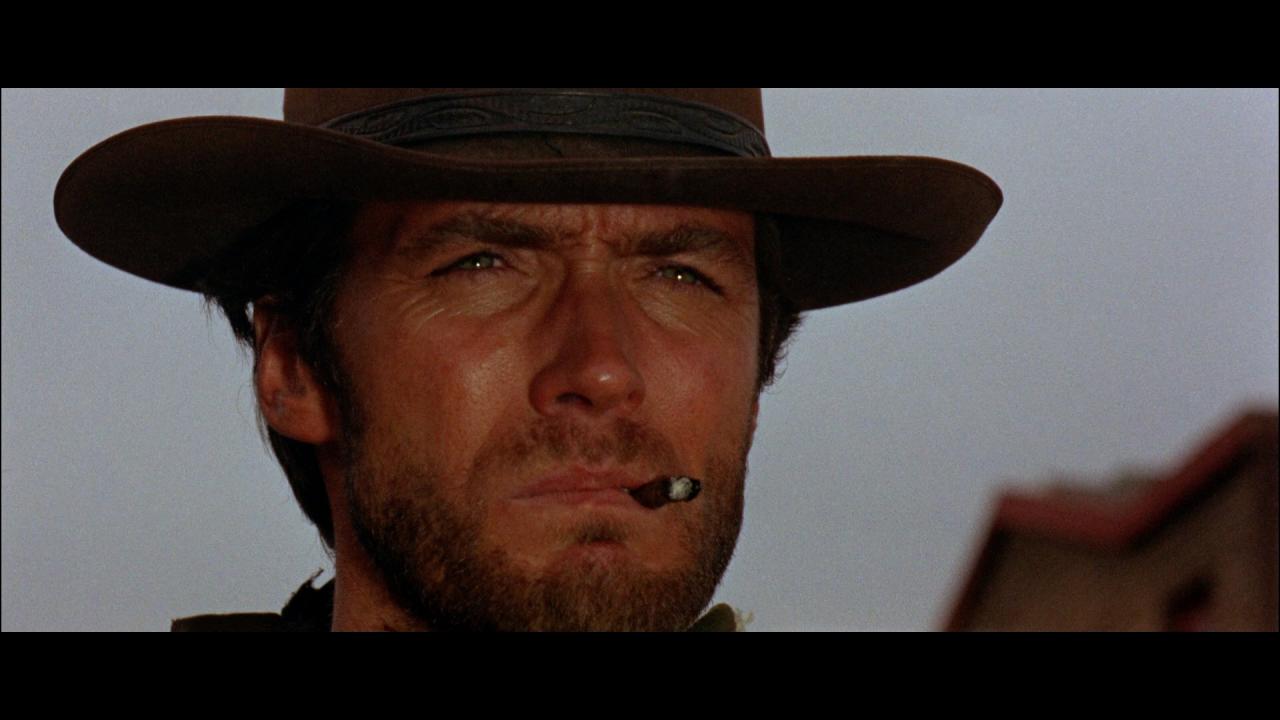Clint Eastwood schaut grimmig drein.