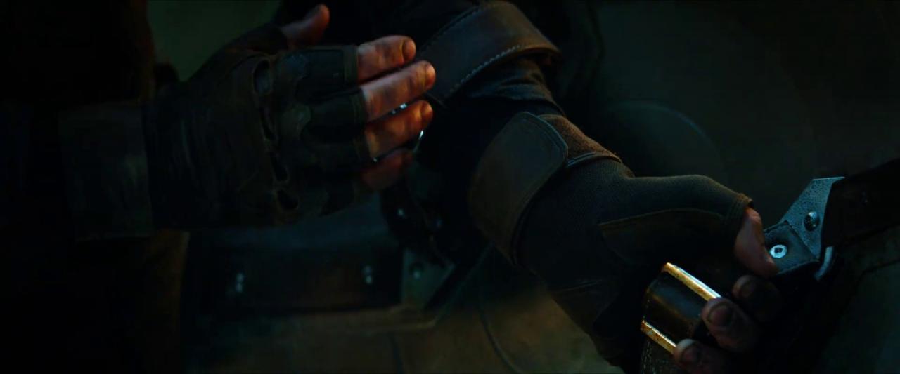 [05/02/2019] Captain America zurrt die Ledergurte eines neuen (oder alten?) Schildes fest.