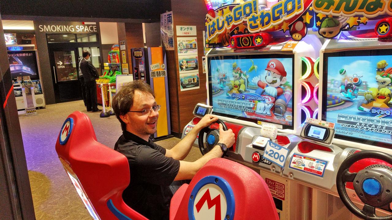 [09/04/2019] Nachdem meine Freundin mich in Mario Kart VR fertig gemacht hatte (Buuuuh!), gab es am Mario Kart Arcade GP DX-Automaten die Revanche – aber nur knapp!