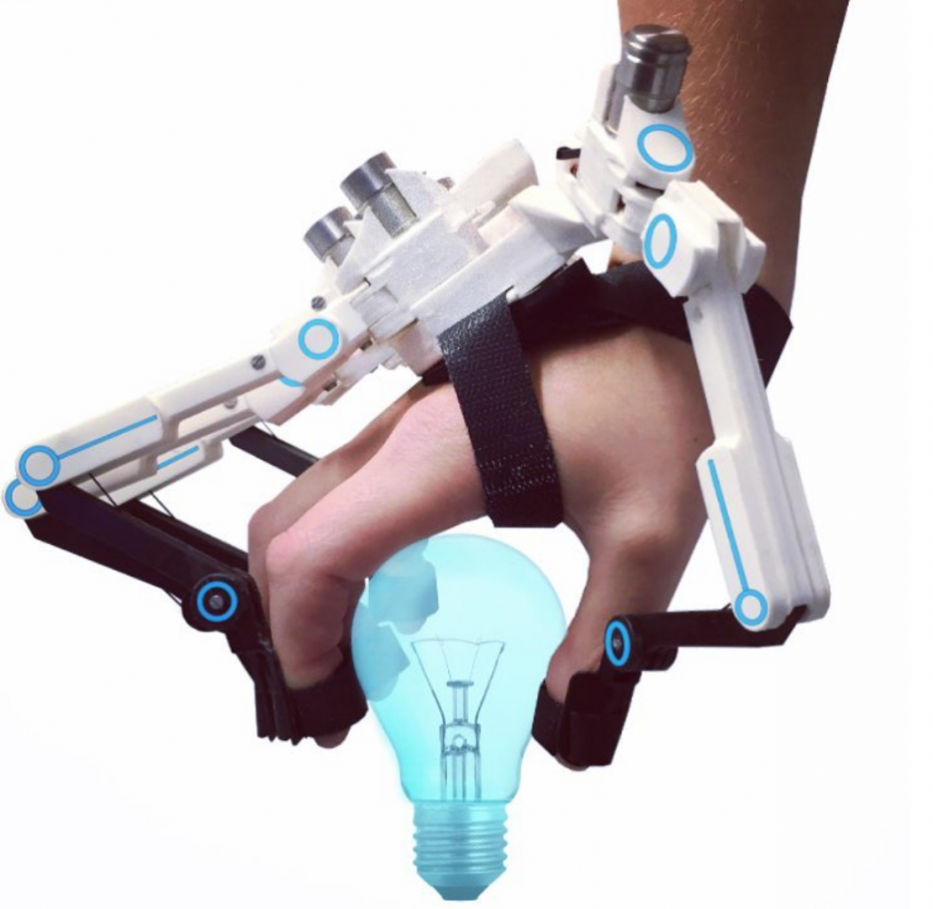 [05/04/2019] Der Sense Glove überträgt nicht nur Handbewegungen in die Virtuelle Realität, sondern gibt auch taktiles Feedback. Drückt man beispielsweise einen virtuellen Gummiball hinein, spürt man den entsprechenden Gegendruck an den Fingern.