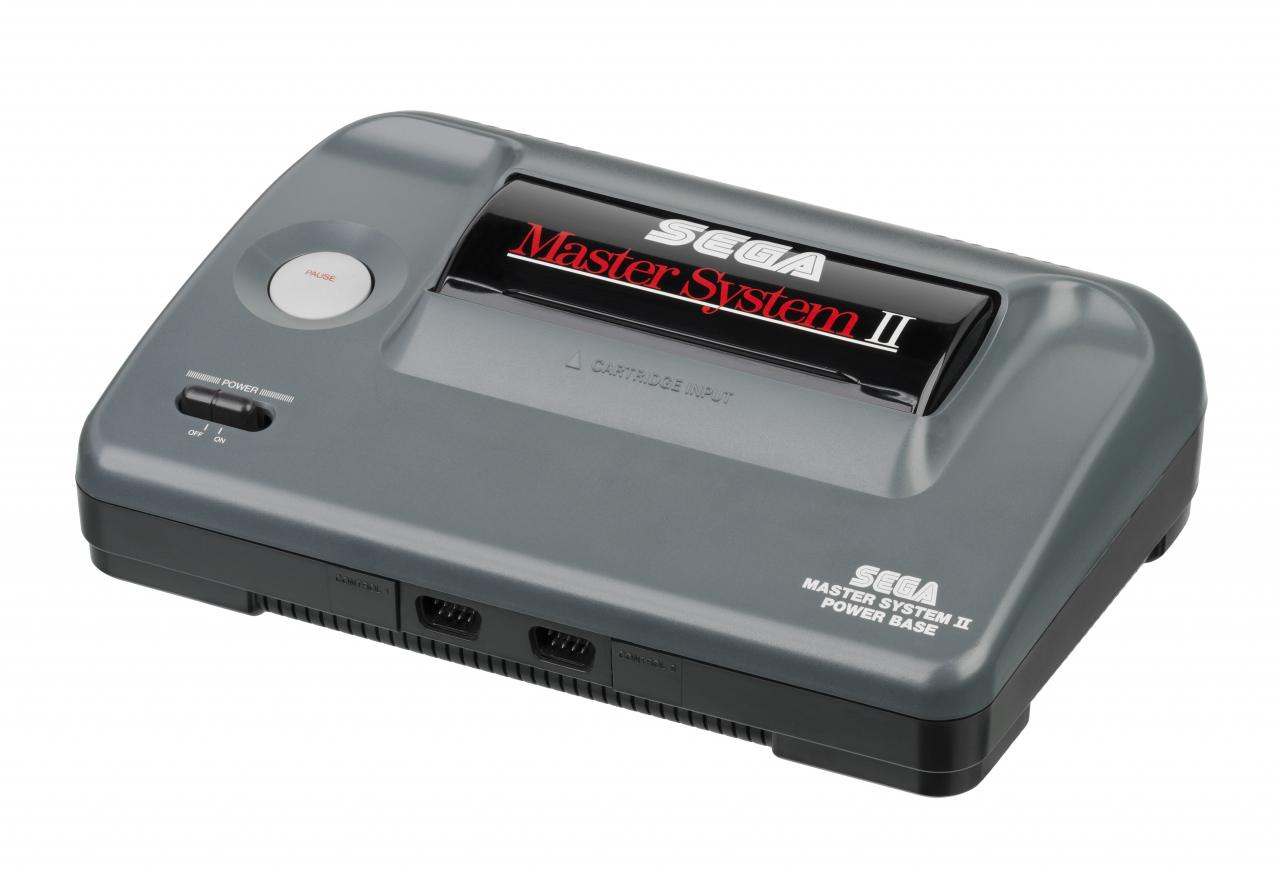 [25/04/2019] Anders als beim erstem Modell setzt Sega beim kostenoptimierten Master System II auf einen kompakteren Grundriss und abgerundete Ecken. Durch den fehlenden Schacht für Sega Cards lässt sich der zum Betrieb der 3D-Brille nötige Adapter hier jedoch nicht anschließen.