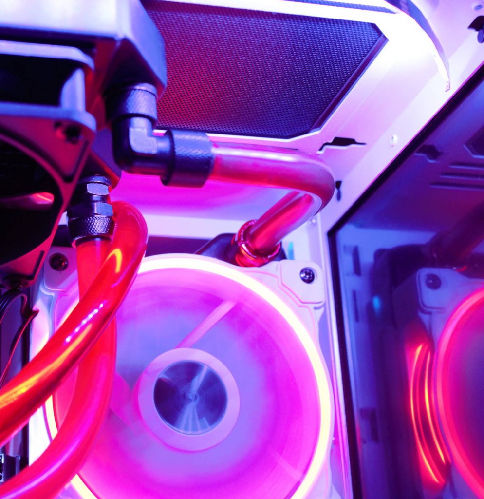 [06/09/2019] Es geht eng zu: Der umwindende Schlauch führt zum verdeckten linken Anschluss des rechten, hinteren Radiators.