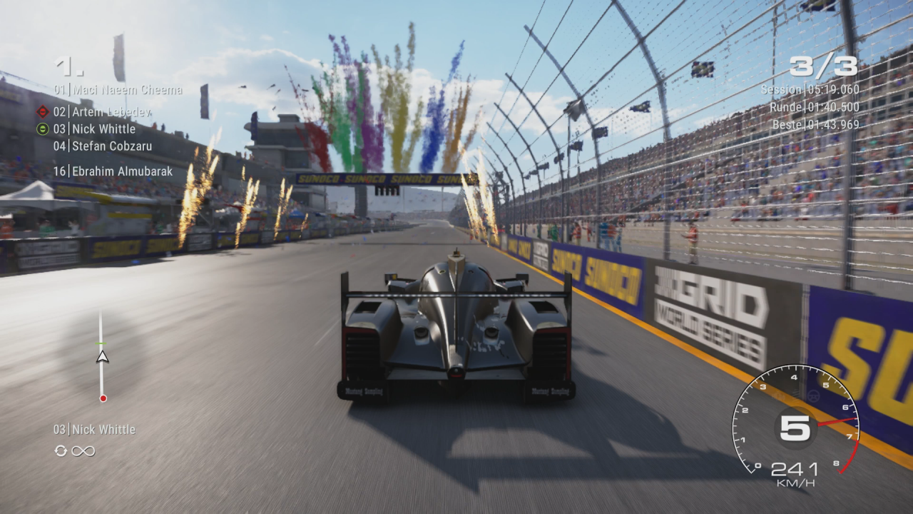 [10/10/2019] Ein Sieg muss gebührend gefeiert werden. Zwar präsentiert sich Grid minimalistisch, doch der Racer macht trotz alledem eine gute Figur.
