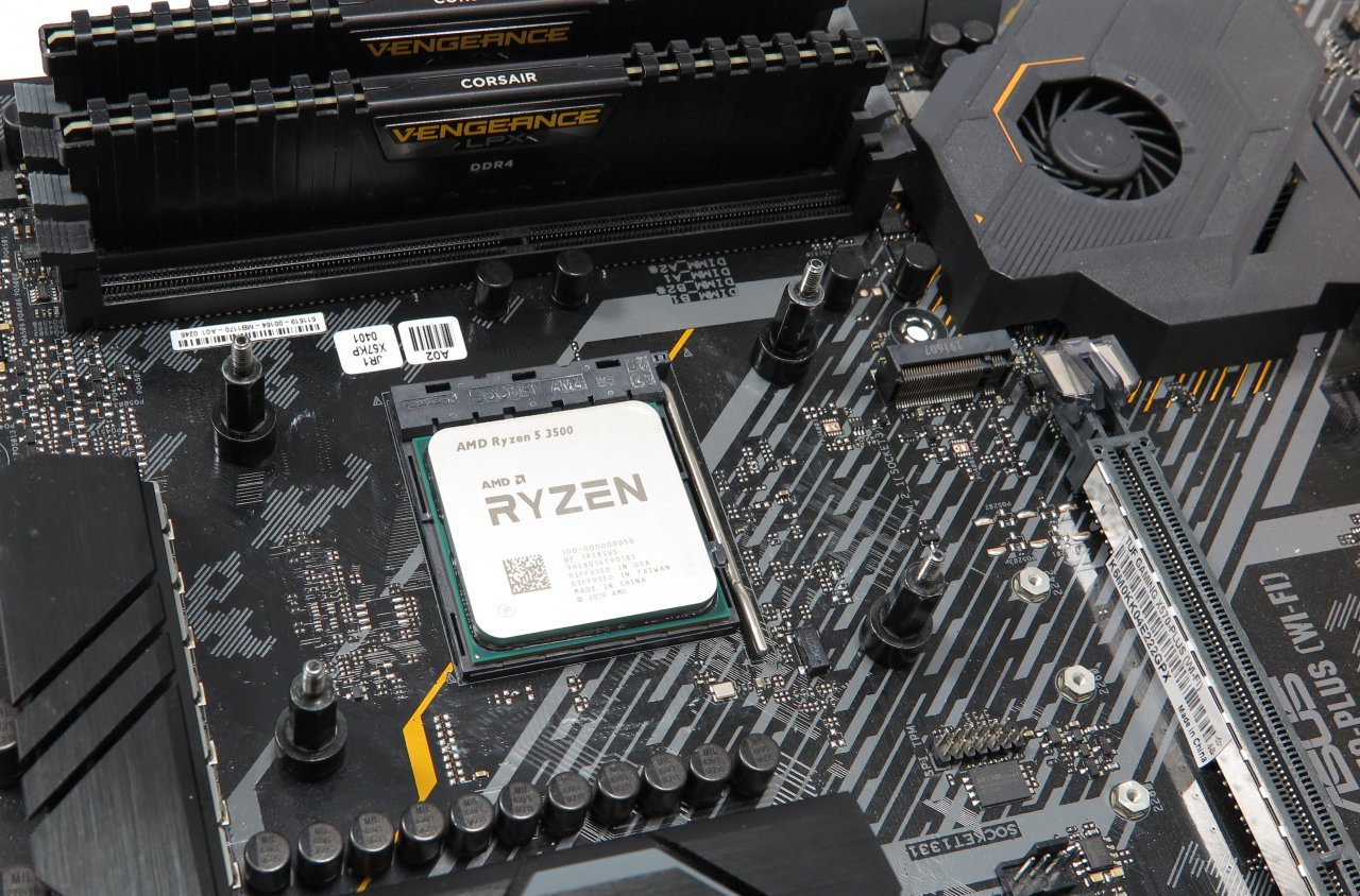 [13/01/2020] Hier sieh man einen AMD Ryzen im Sockel des Mainboards montiert, bevor der Kühler aufgesetzt wurde.
