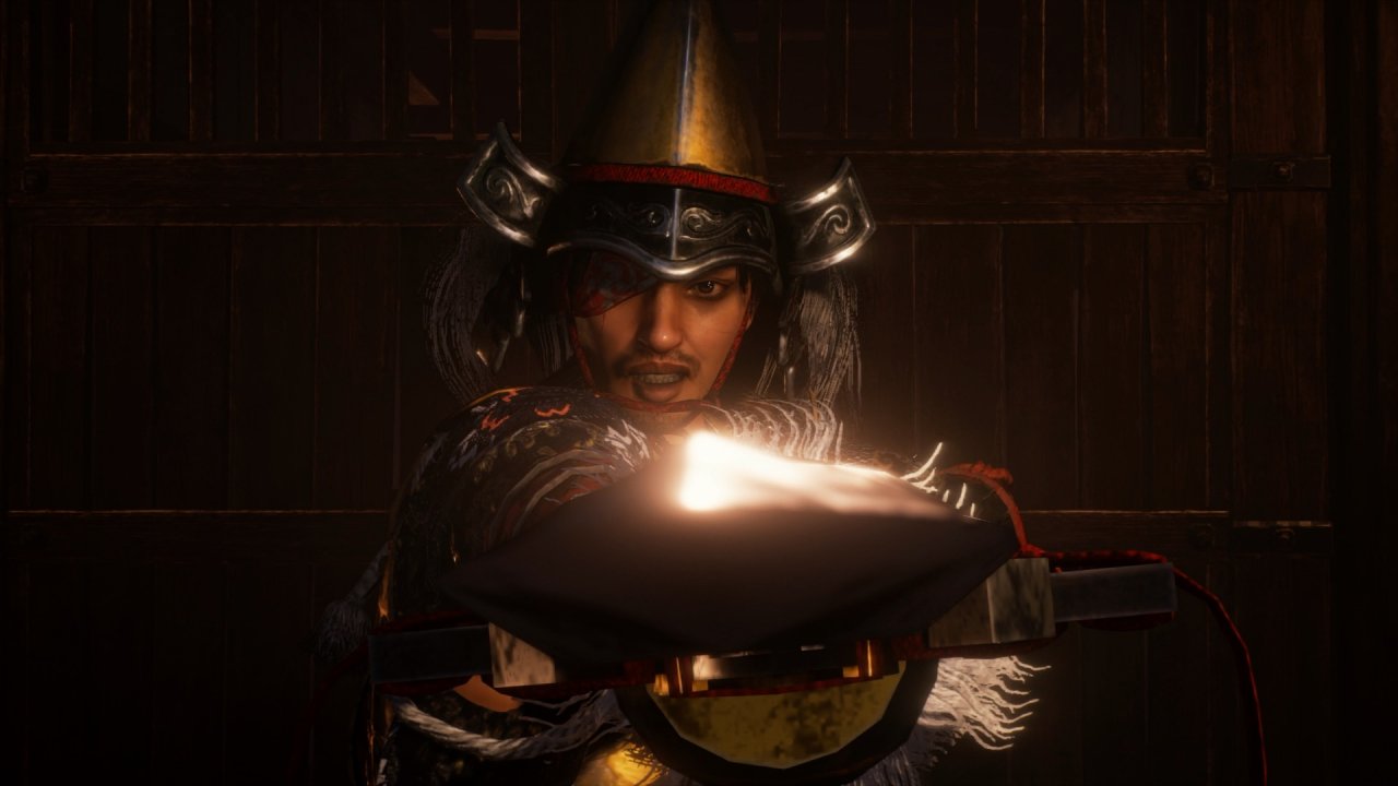 Samurai zeigt mit dem Speer in Richtung Kamera.