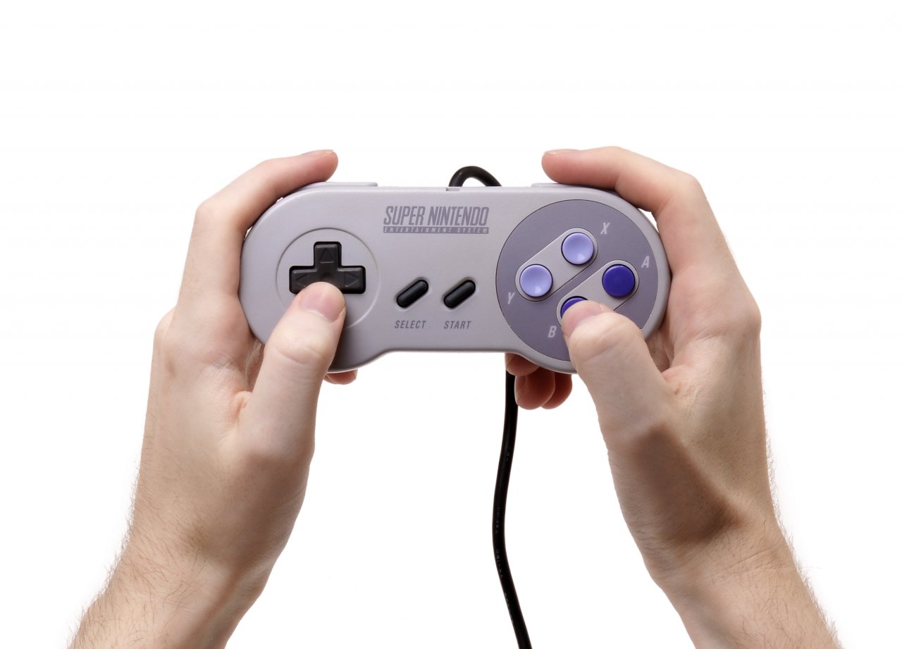 [07/02/2020] Die Schultertasten beim SNES-Controller waren ein echtes Novum und erweiterten die Handlungsmöglichkeiten der Spieler enorm. Die Idee dahinter geht auf – ihr ahnt es schon –Miyamoto zurück.