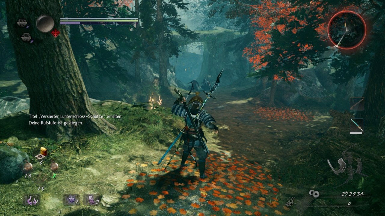 Samurai steht im Wald.