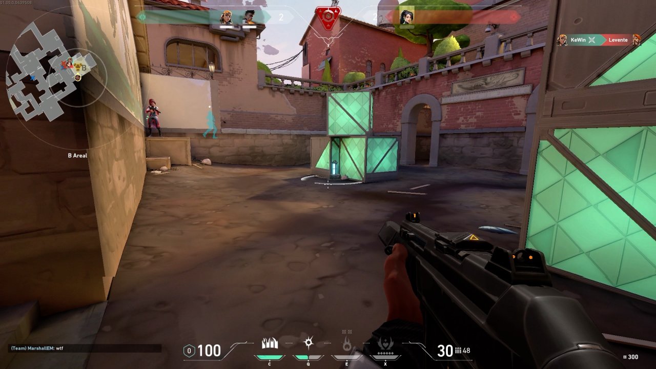 Sage steht auf einer Kiste und bewacht den platzierten Spike.