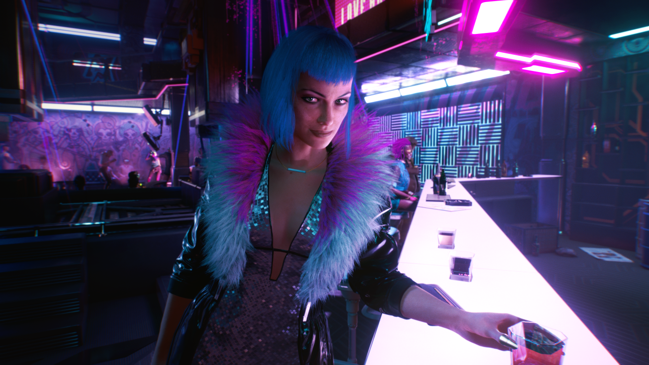 Frau in einem neonbeleuchteten Club, an die Bar lehnend und mit Drink in der Hand.