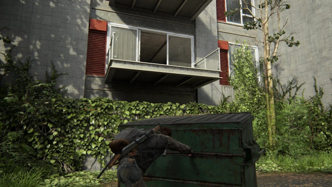 [19/06/2020] Schiebt die Mülltonne in Position, um das Apartment auszuräumen.