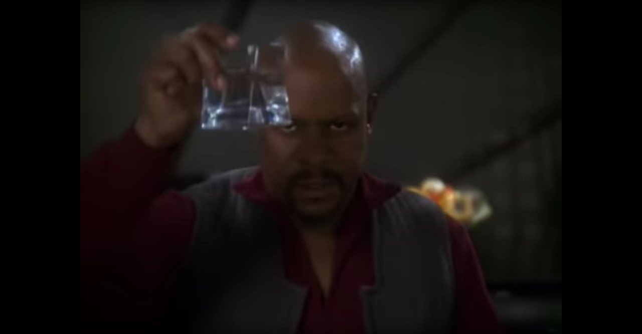 [16/10/2020] Sisko trennt in seiner Rede Moral und Politik – für ihn heiligt in diesem Moment der Zweck die Mittel. DS9 brach oft mit dem für Star Trek typischen Optimismus. &nbsp;