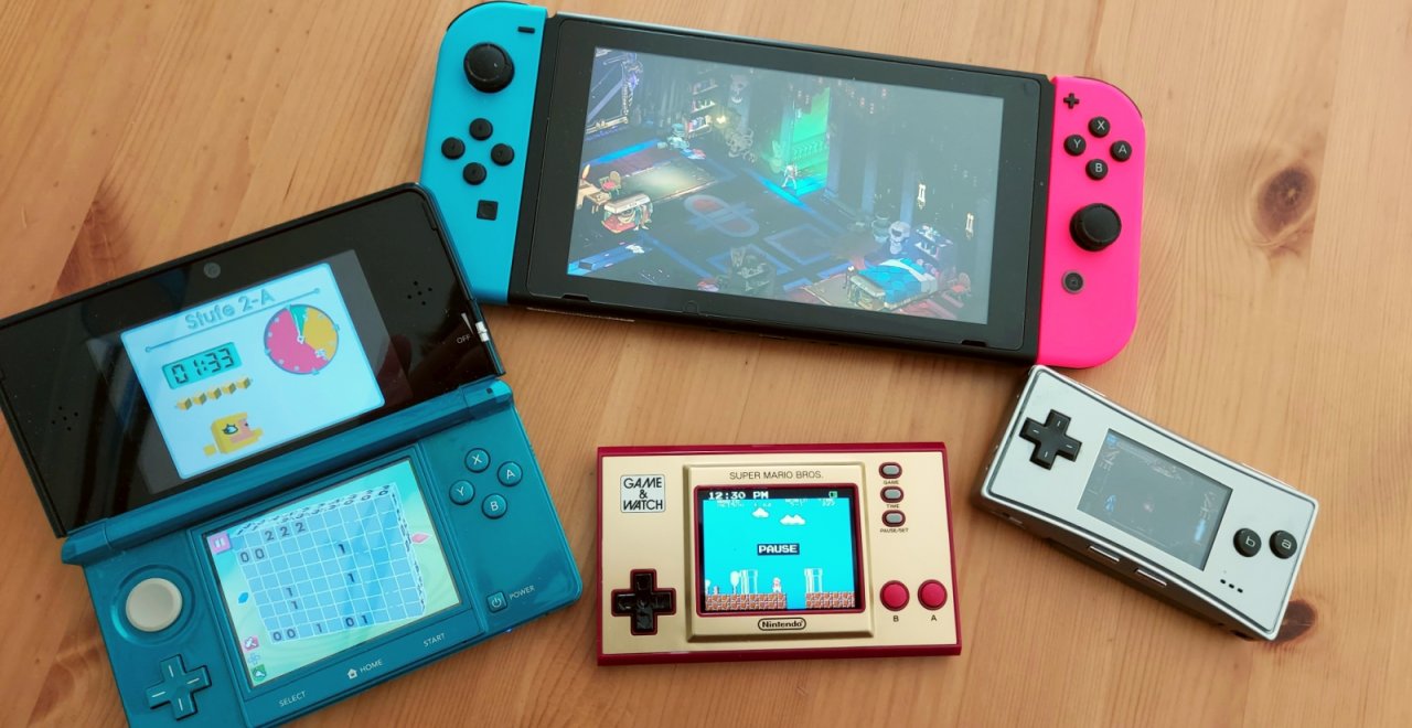 [27/11/2020] Größenvergleich: 3DS (links), Switch (oben), Game Boy Micro (rechts) und Game & Watch. (unten).