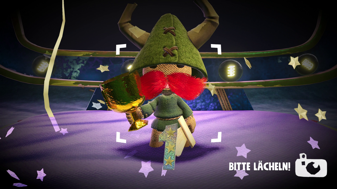 [19/11/2020] Am Ende eines Levels erhalten wir je nach erreichter Punktzahl einen Pokal. Beim Siegerfoto können wir unseren erstellten Sackboy so auch mal aus der Nähe betrachten.