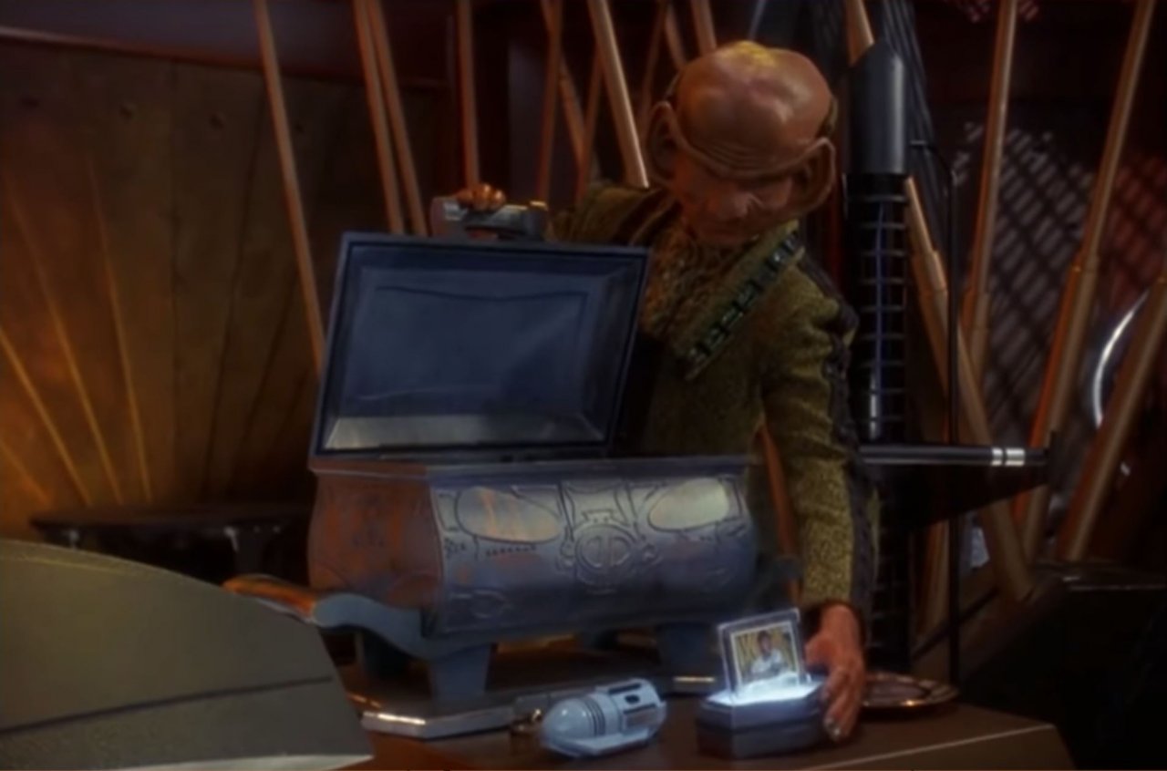 [26/02/2021] Durch die prominente Rolle der Ferengi sehen wir vor allem in Star Trek: Deep Space Nine immer wieder „wertvolle“ Dinge, wie Sammelkarten und in Gold gepresstes Latinum. DS9 befindet sich mitten im Nirgendwo, sodass wir hier vor allem den Föderations-fernen Lebenswandel mitbekommen.