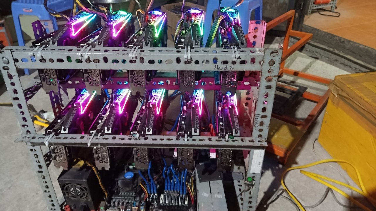 [08/02/2021] Hier arbeiten mehrere Grafikkarten mutmaßlich für Mining-Dienste.