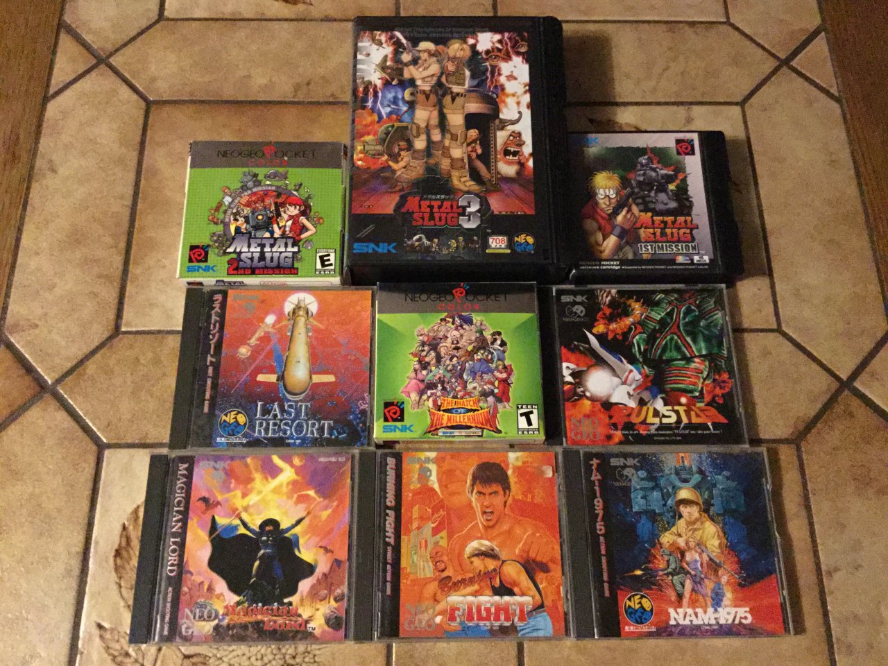 [19/03/2021] Wer einen wirklich dicken Geldbeutel besitzt, der besorgt sich gleich die sündhaft teuren Neo-Geo-Module, die bereits zum Release-Zeitpunkt bis zu 1000 D-Mark (beziehungsweise umgerechnet 500 Euro) veranschlagt haben. Deutlich günstiger sind die CD-Versionen, gleichwohl auch hier die bezahlbaren Angebote immer dünner werden.