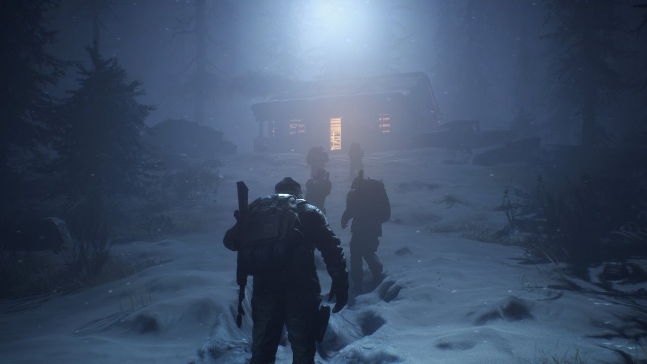 Mehrere Menschen in einem Schneesturm vor einer Hütte