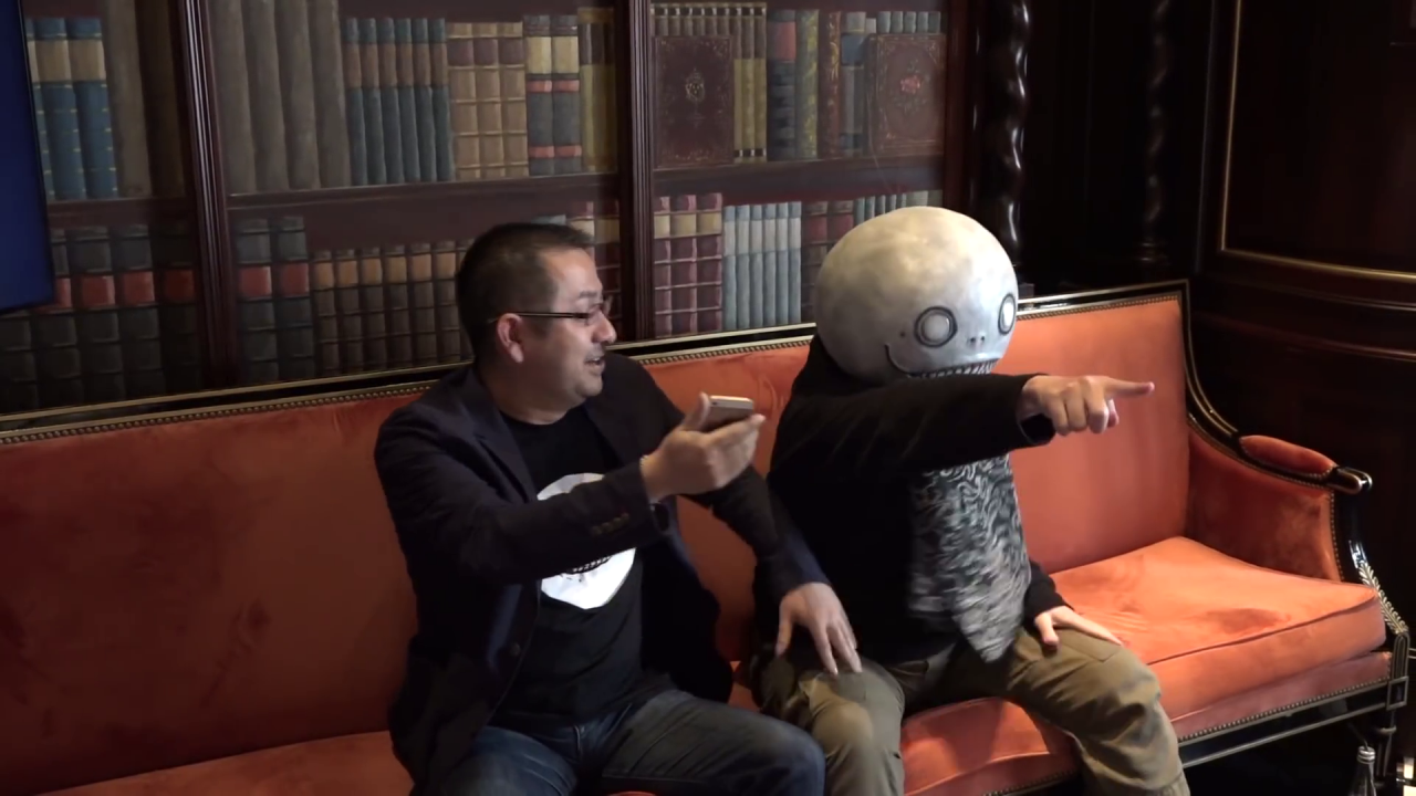 [21/04/2021] Cosplay-Life: Wenn Yoko Taro keine Interviews als Sockenpuppe gibt, trägt er die Maske von Emil aus Nier Replicant.&nbsp;