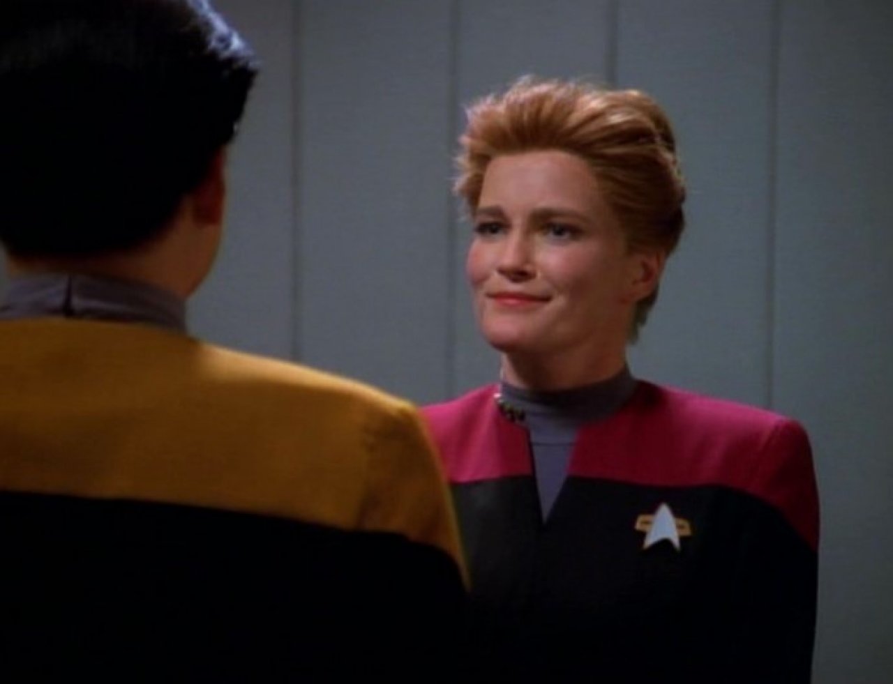 [23/07/2021] Der leicht enervierte Gesichtsausdruck ist gerechtfertigt: Kate Mulgrew bekam eine Perücke verpasst, die ihr vor jeder Einstellung „An den Kopf genagelt“ wurde.