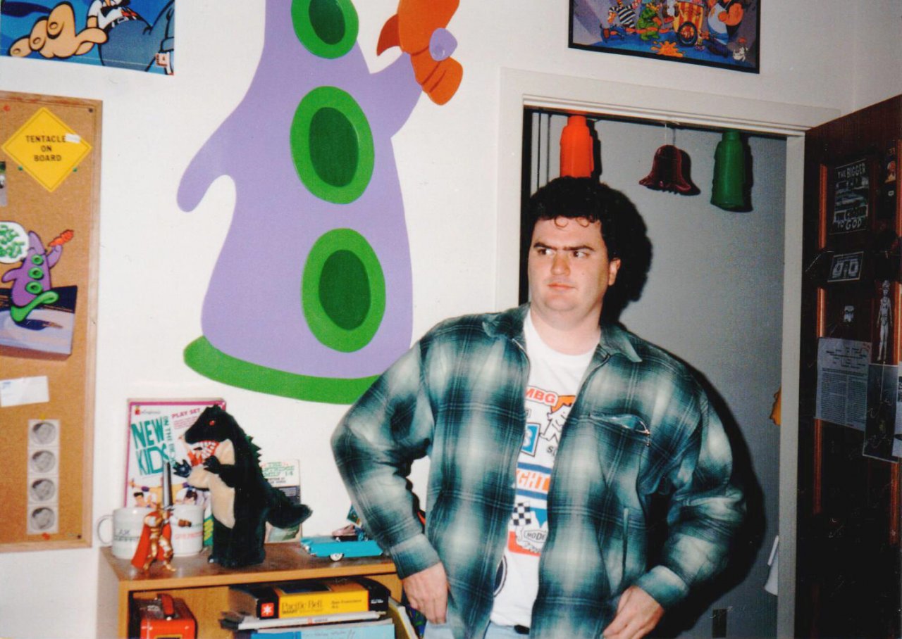 [27/10/2021] Tim Schafer Mitte der 90er-Jahre in seinem Büro bei LucasArts. Beachtet die Wanddekoration!