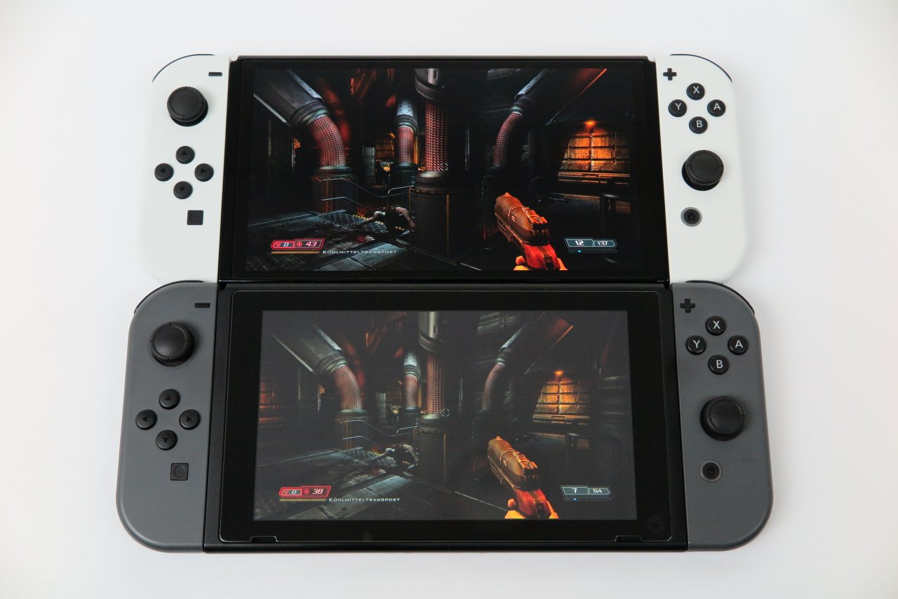 [11/10/2021] Besonders bei sehr dunklen Spielen wie Doom 3 profitiert ihr vom dramatisch besseren Kontrast und den satten Schwarztönen des OLED-Screens.