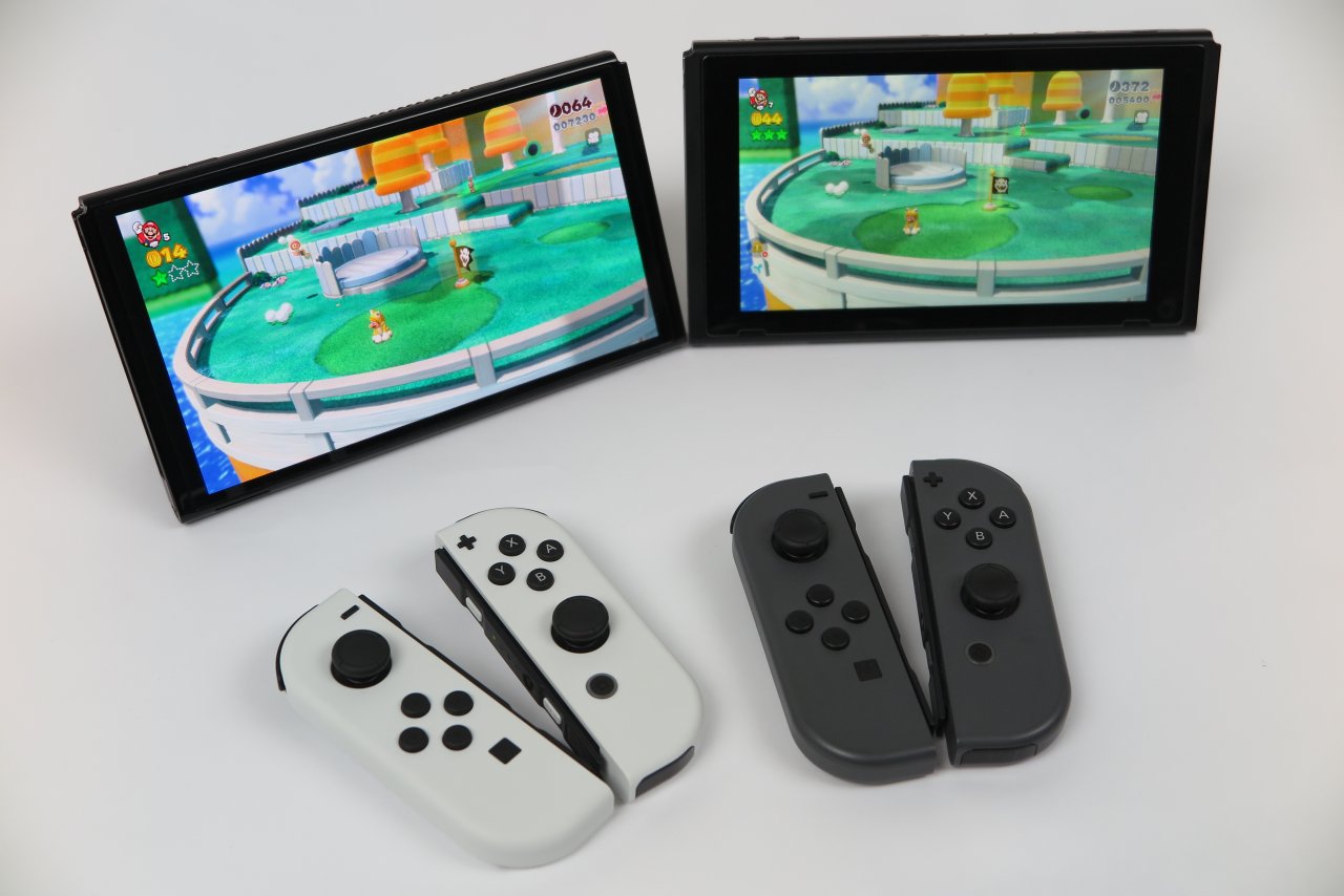 [11/10/2021] So frappierend wie beim 3DS XL ist der Größenunterschied zwischen den Bildschirmen der beiden Modelle zwar nicht, die OLED-Variante wirkt aber deutlich zeitgemäßer und ansehnlicher.