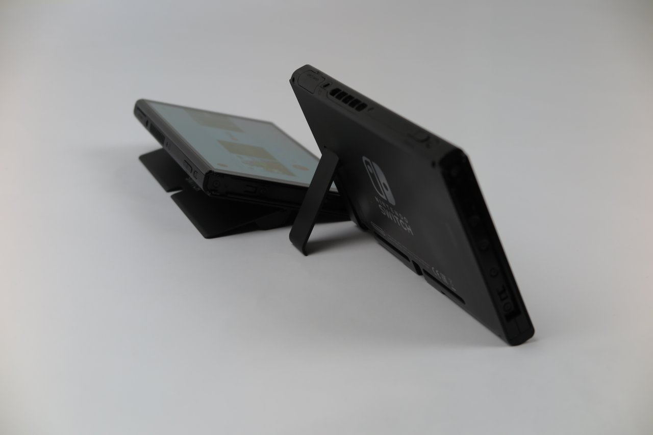 [11/10/2021] Der neue Kickstand lässt sich stufenlos einstellen. Hier seht ihr beiden Kickstands maximal ausgeklappt.