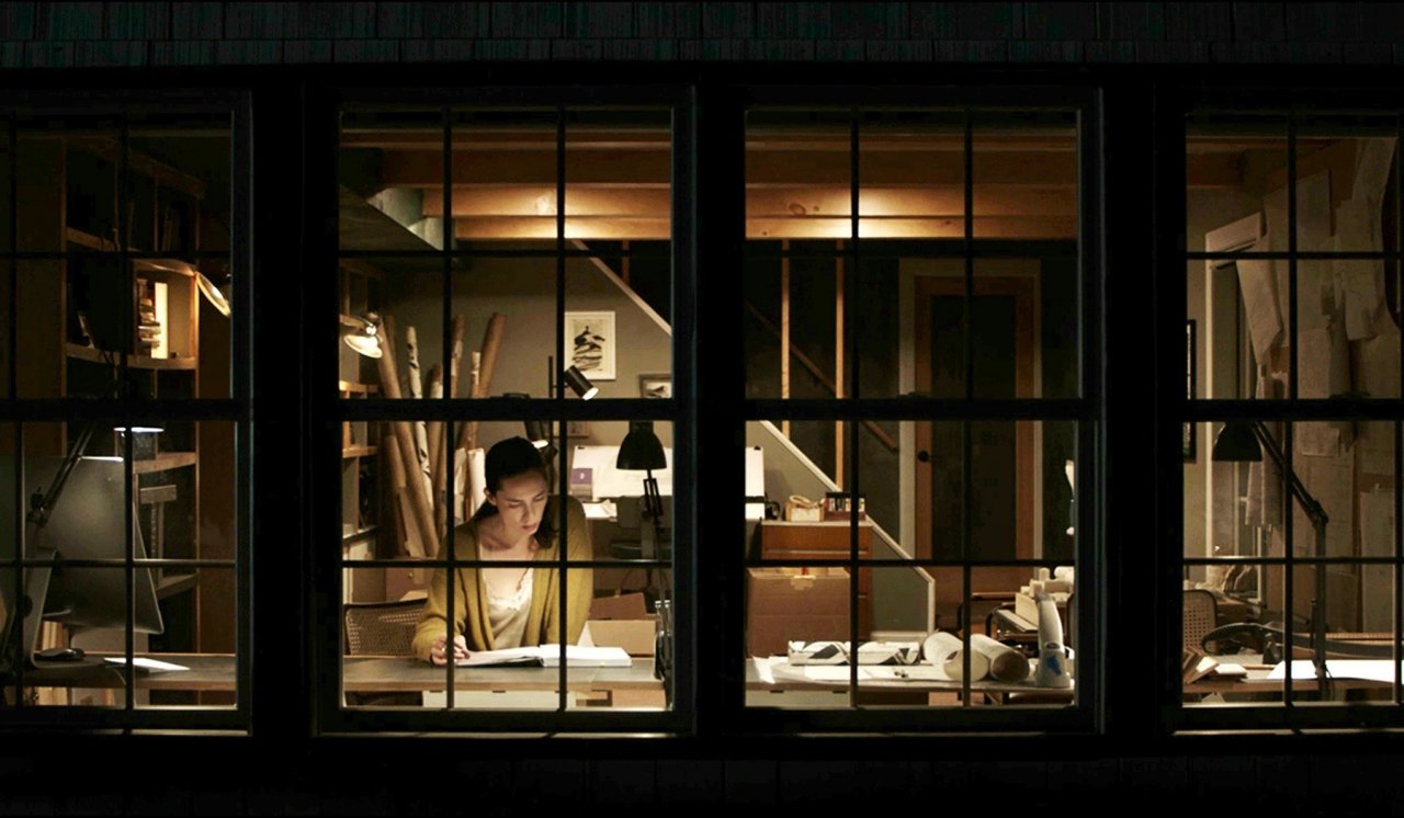 [04/11/2021] Das Ehepaar Beth und Owen ist Hals über Kopf verliebt und baut seit vielen Jahren am eigenen kleinen Heim, einem wunderschönen Traumhaus am See. Doch eines Nachts erschießt sich Owen überraschend und hinterlässt Beth mit jeder Menge Trauer, Verzweiflung und einer mysteriöse Botschaft, die alles auf den Kopf stellt.