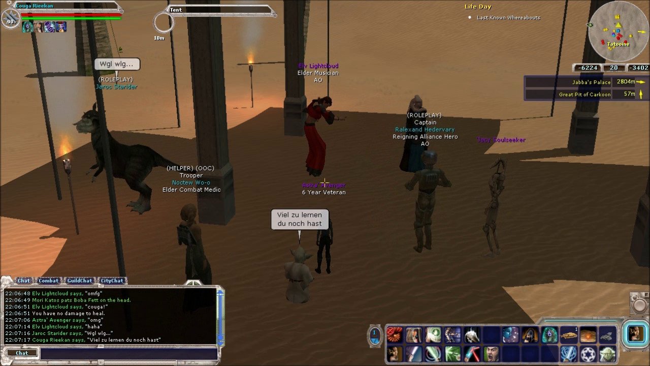 [07/12/2021] Bib Fortuna war zum Abschied zu Späßen aufgelegt und verwandelte uns auf Wunsch in verschiedenste NPCs. So stapfte ich eine weile als kleiner grüner Yoda durch die Wüste.