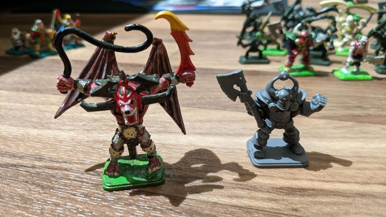 [22/02/2022] Zum Vergleich: Ein Gargoyle und ein Chaos-Krieger in der alten Version von HeroQuest.