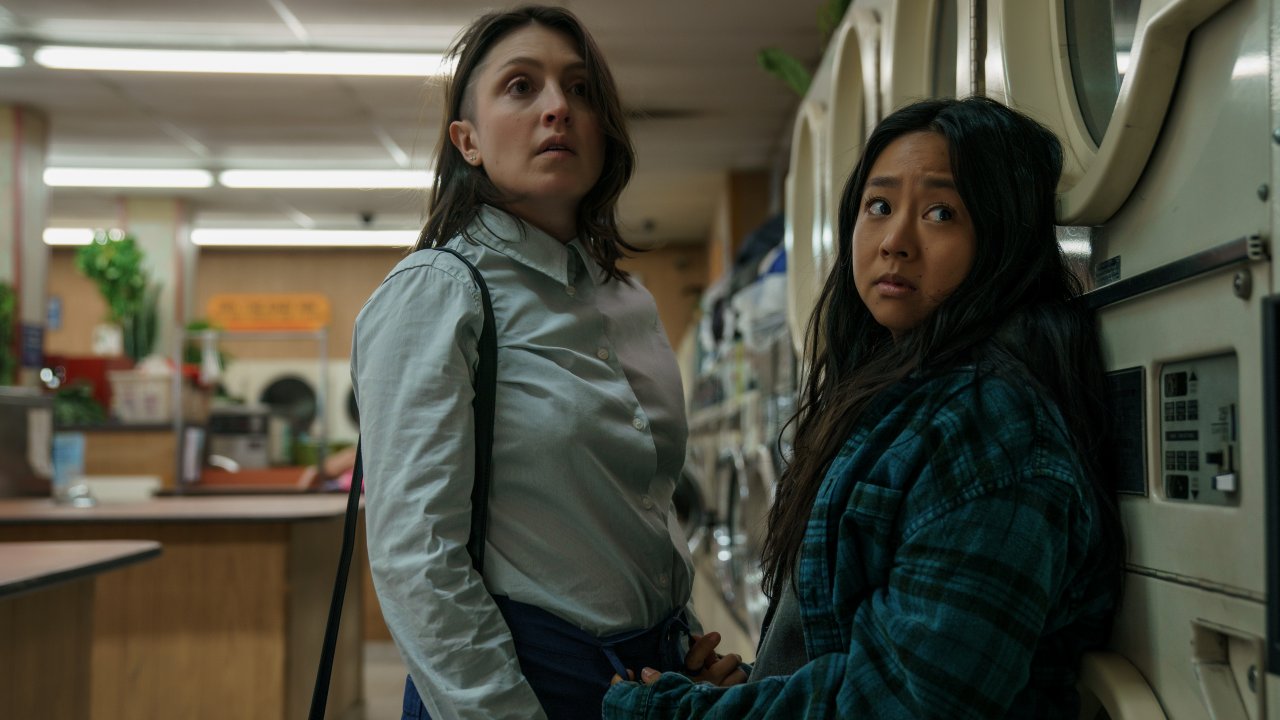 [26/04/2022] Joy (Stephanie Hsu, rechts) und Freundin Becky (Tallie Medel)