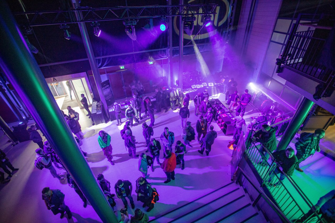 [23/05/2022] Kein natürliches Licht in den Hallen, die das Fanfest beherbergen.