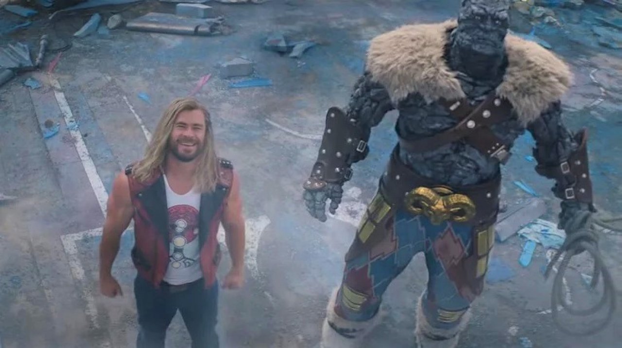 [10/05/2022] Aus Duo wird Duo: Zu Beginn des Films sind Korg und Thor das zentrale Team-up, während des Films wechselt das natürlich zu Jane und Thor, am Ende entlässt uns Waititi mit Love und Thor - überall in der Galaxie bekannt als Love & Thunder.