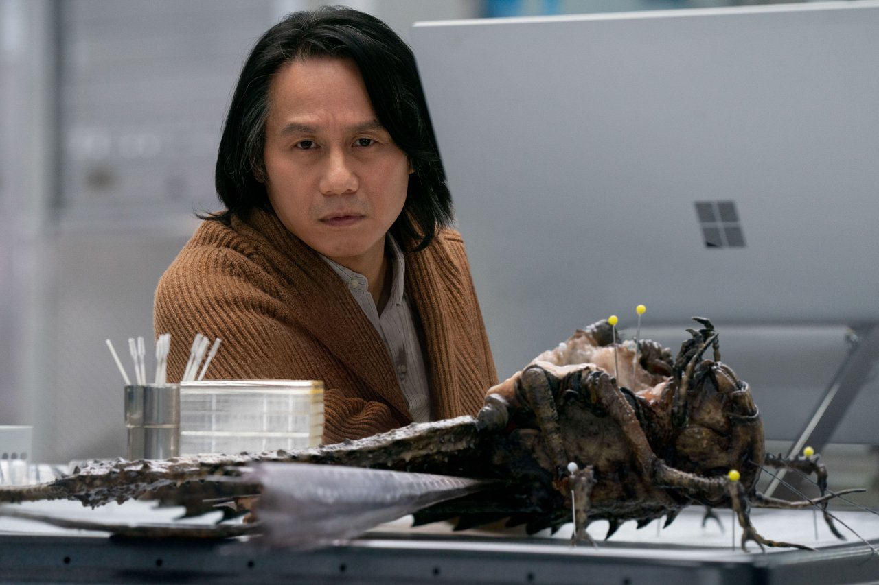 [07/06/2022] B.D. Wong mit Riesenheuschrecke