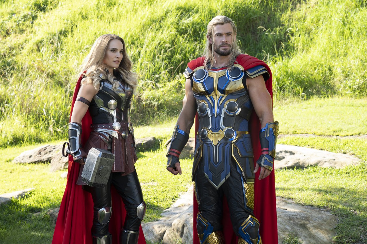[05/07/2022] Der große Pluspunkt Jane Foster: Auch wenn die Romantik zwischen den zwei Hauptfiguren eher unbefriedigend dargestellt wird, gefällt Dr. Jane Foster als neue Thor wirklich gut. Ihre Art zu kämpfen setzt sich ebenso nett von ihrem Partner ab.