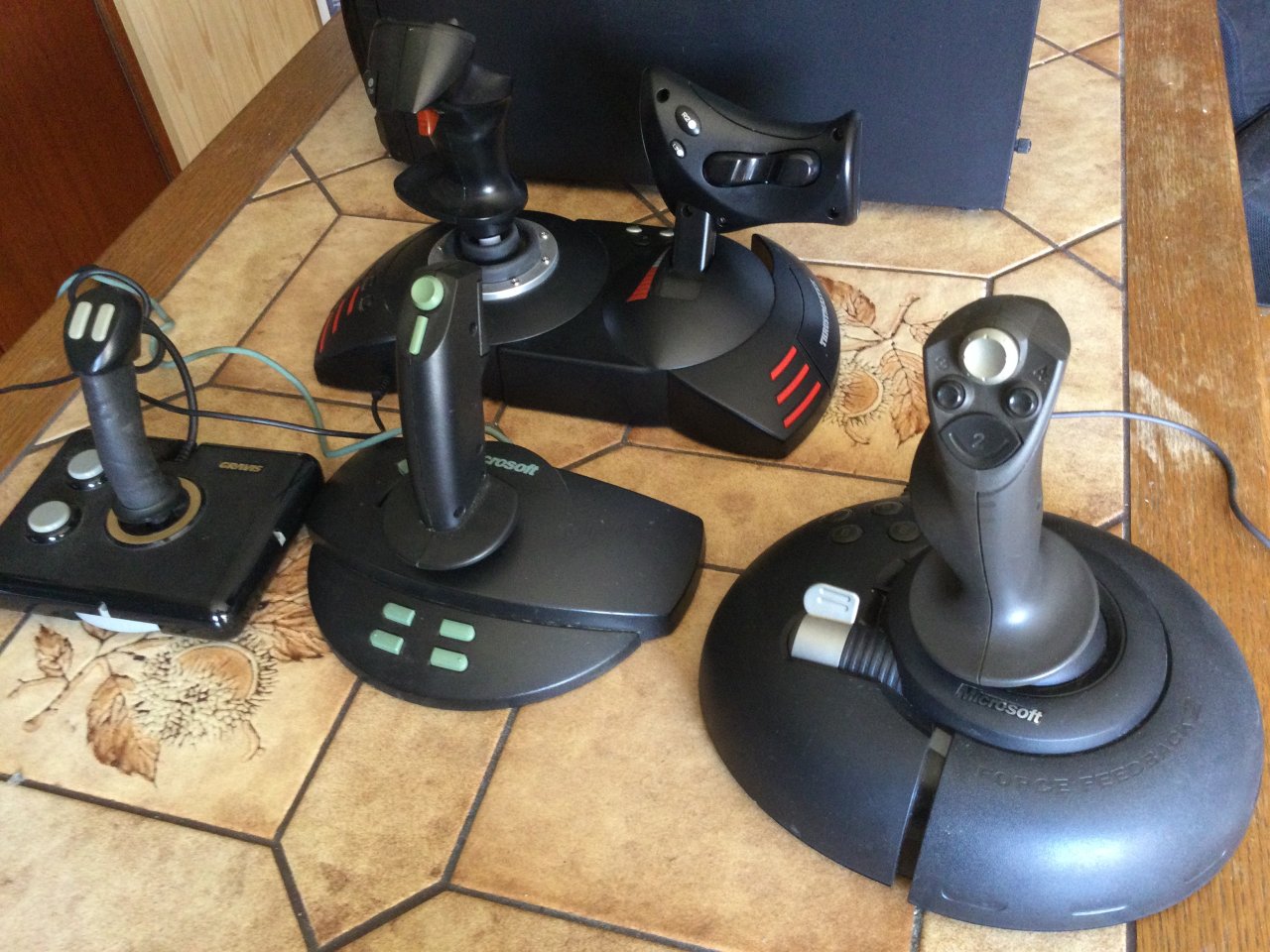 [20/09/2022] Je größer, desto neuer: Obwohl heutzutage kaum noch Flugsimulationen erscheinen, werden immer noch Joysticks produziert und mit immer mehr Schnickschnack ausgestattet (allen voran der dicke Schubhebel des T.Flight Hotas X von Thrustmaster, der ganz hinten zu sehen ist).