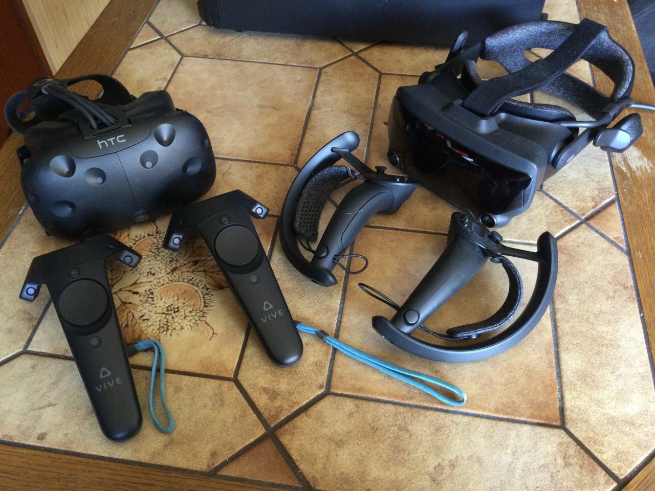 [20/09/2022] Wenn ihr nicht mehr wisst, wo ihr euer Geld anlegen sollt, dann greift zu einer VR-Brille. Auf diesem Bild liegen die HTC Vive und die Valve Index friedlich nebeneinander vereint.