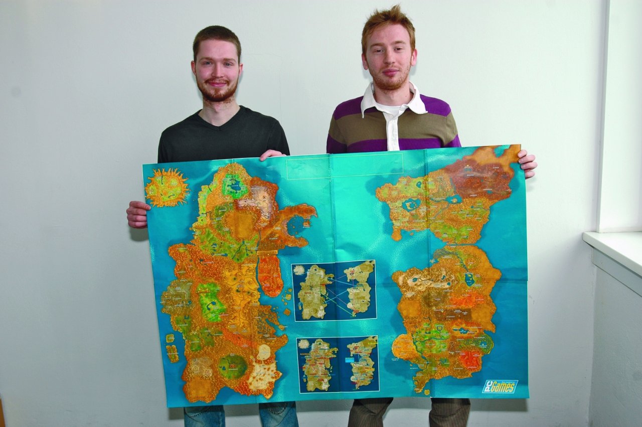 [26/09/2022] Erschöpft zeigen Felix Schütz und Layouter Alfonso Costanza (rechts) ihren fast fertigen Entwurf für unser WoW-Poster.
