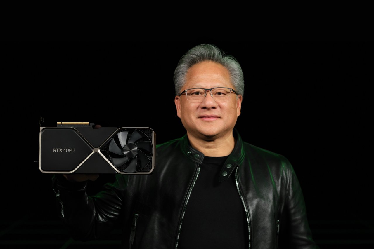 Nvidia-CEO Jensen Huang zeigt eine RTX 4090