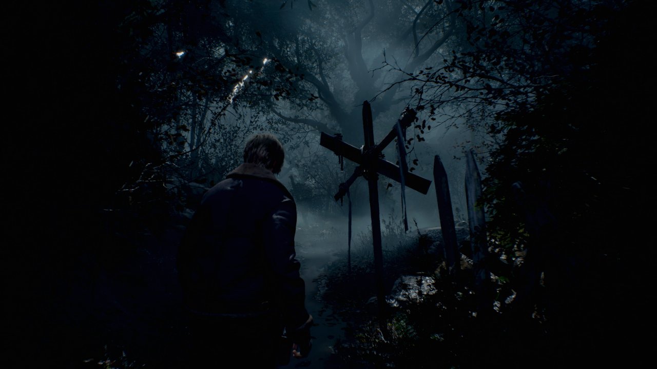 [20/10/2022] Die herbstliche Stimmung mit fahlem Sonnenlicht gibt's im Remake erst, wenn wir die ersten Häuser verlassen haben. Zuvor tappen wir sprichwörtlich m Dunkeln.