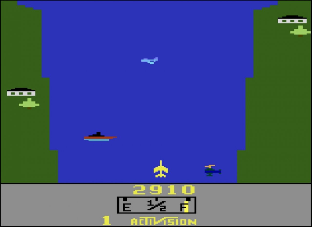 Ein Flugzeug fliegt in River Raid einen Fluss entlang.