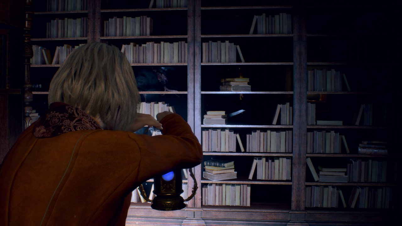 Ashley zielt mit der Laterne auf ein Bücherregal. Dahinter läuft ein Ritter entlang.