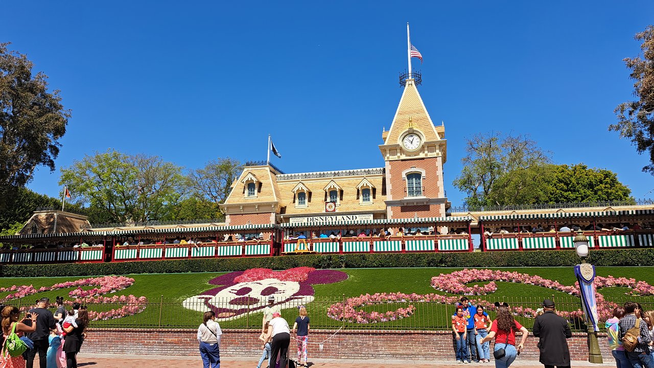 Gebäude der Main Street Station am Eingang des Disneyland.